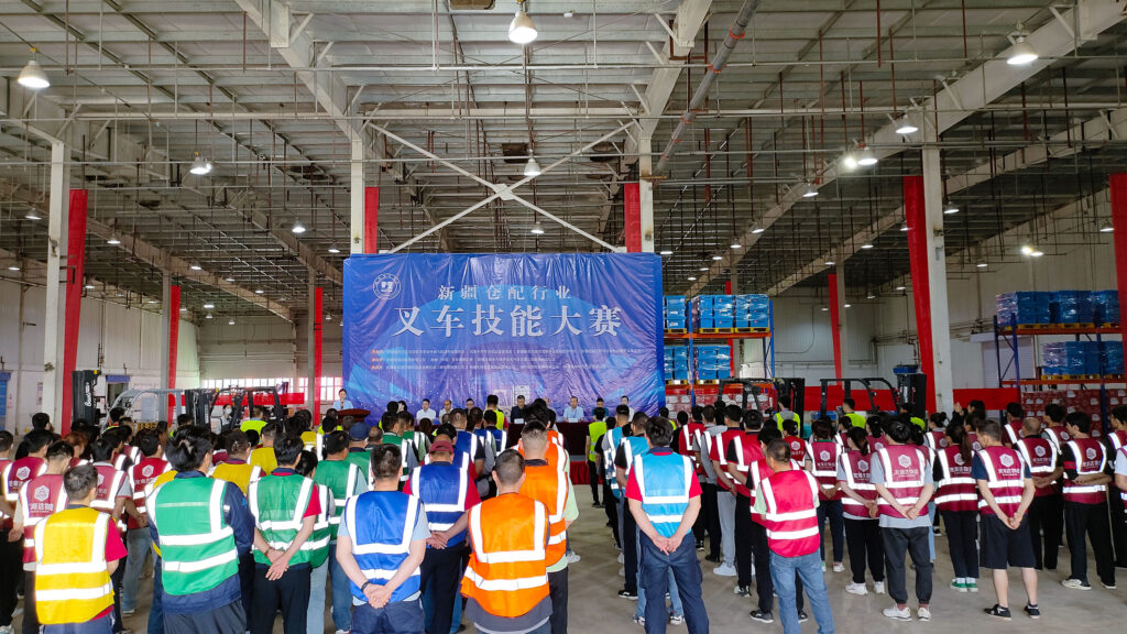 2024年新疆仓配行业叉车技能巅峰对决： 安全与效率并重，工匠精神闪耀赛场
